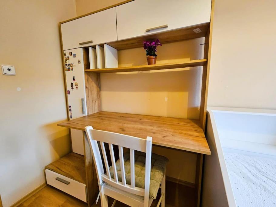 Best Place for Families and Couples, 10mins to Centre, Free parking, Quiet location, New Furniture, Balcony