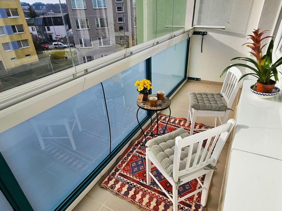 Best Place for Families and Couples, 10mins to Centre, Free parking, Quiet location, New Furniture, Balcony