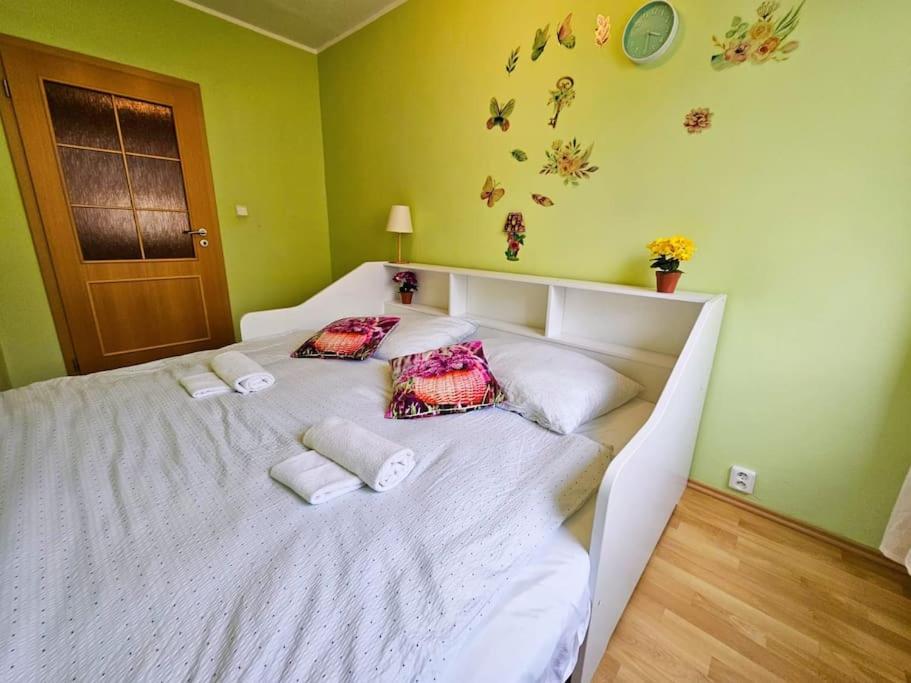 Best Place for Families and Couples, 10mins to Centre, Free parking, Quiet location, New Furniture, Balcony