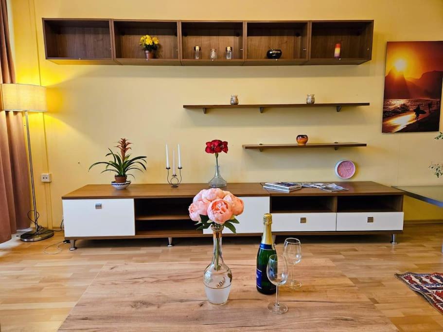 Best Place for Families and Couples, 10mins to Centre, Free parking, Quiet location, New Furniture, Balcony