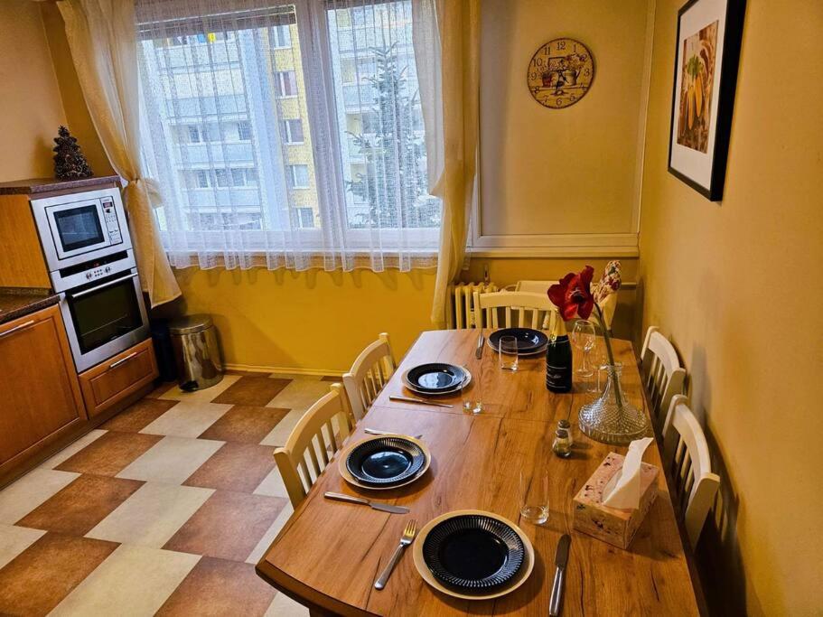 Best Place for Families and Couples, 10mins to Centre, Free parking, Quiet location, New Furniture, Balcony