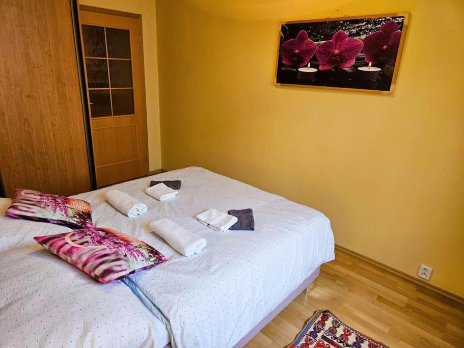 Best Place for Families and Couples, 10mins to Centre, Free parking, Quiet location, New Furniture, Balcony