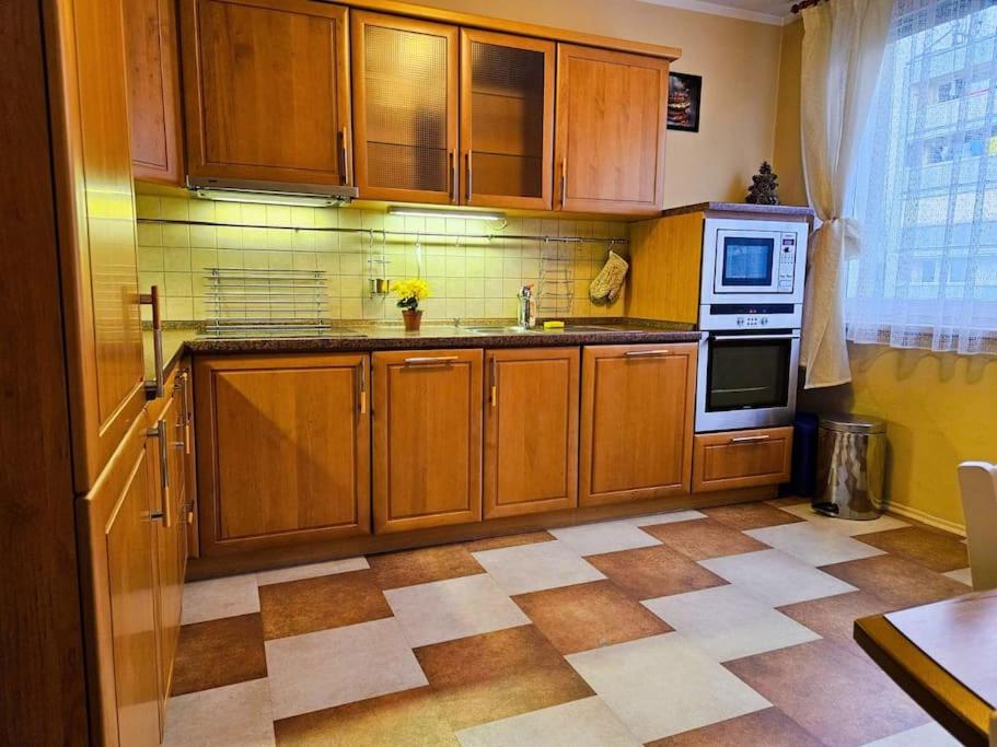 Best Place for Families and Couples, 10mins to Centre, Free parking, Quiet location, New Furniture, Balcony