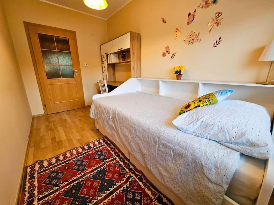 Best Place for Families and Couples, 10mins to Centre, Free parking, Quiet location, New Furniture, Balcony