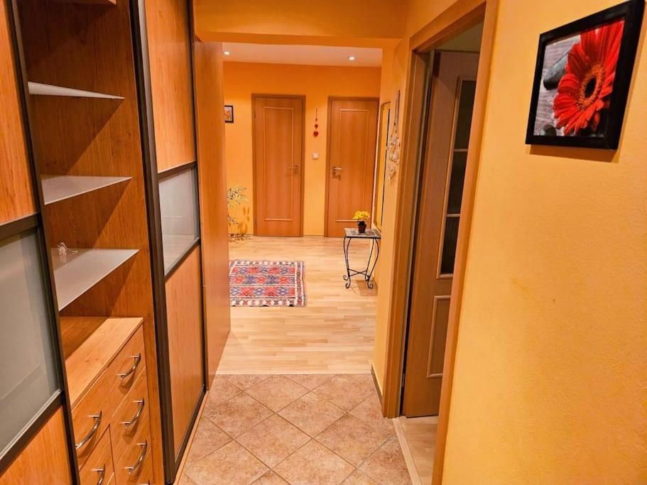 Best Place for Families and Couples, 10mins to Centre, Free parking, Quiet location, New Furniture, Balcony