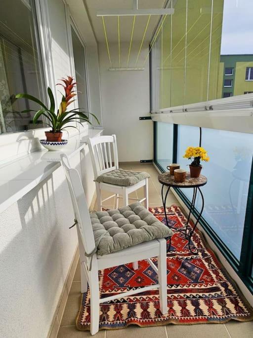 Best Place for Families and Couples, 10mins to Centre, Free parking, Quiet location, New Furniture, Balcony