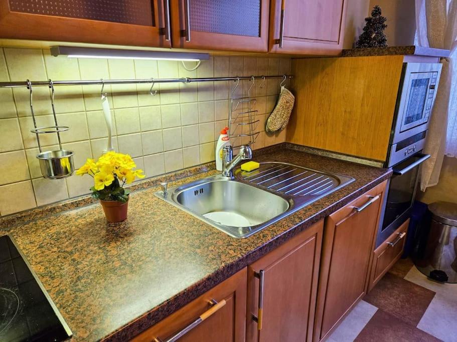Best Place for Families and Couples, 10mins to Centre, Free parking, Quiet location, New Furniture, Balcony