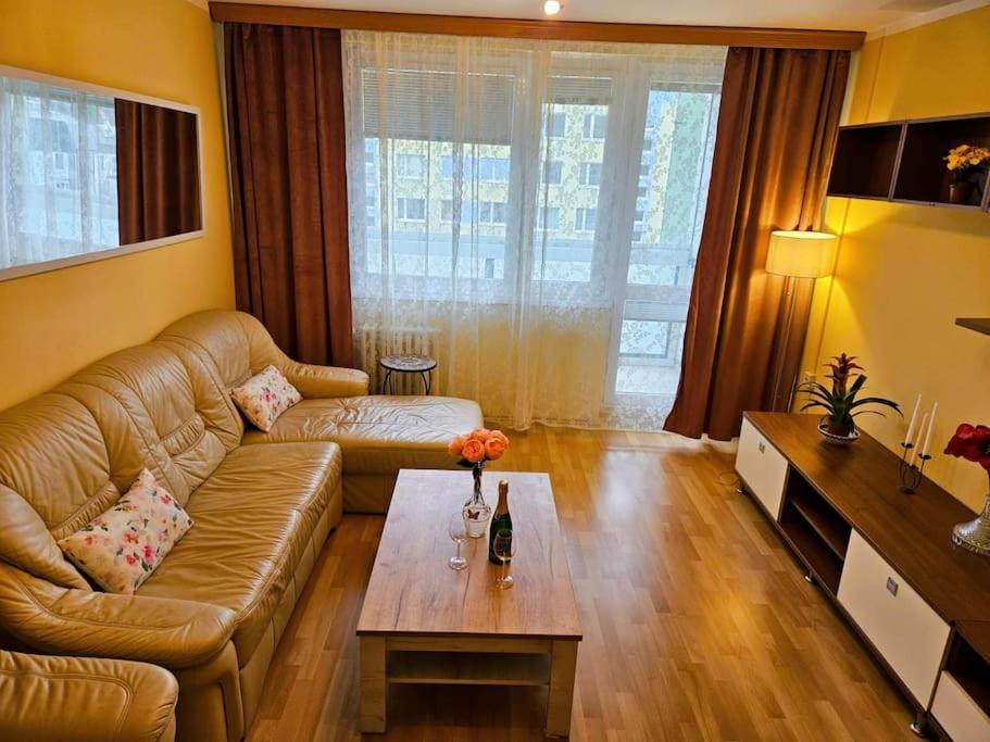 Best Place for Families and Couples, 10mins to Centre, Free parking, Quiet location, New Furniture, Balcony