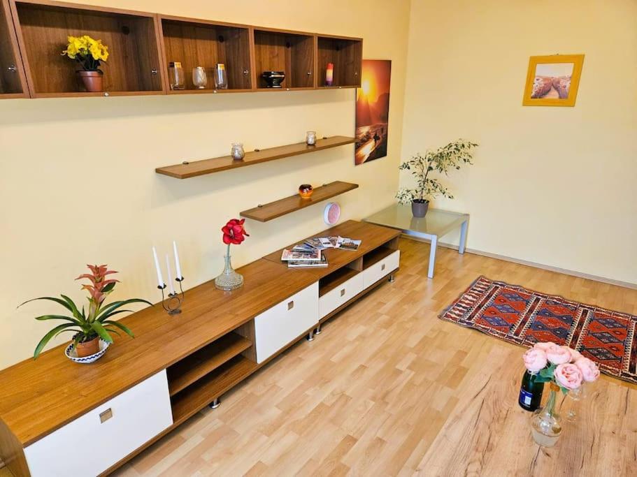 Best Place for Families and Couples, 10mins to Centre, Free parking, Quiet location, New Furniture, Balcony
