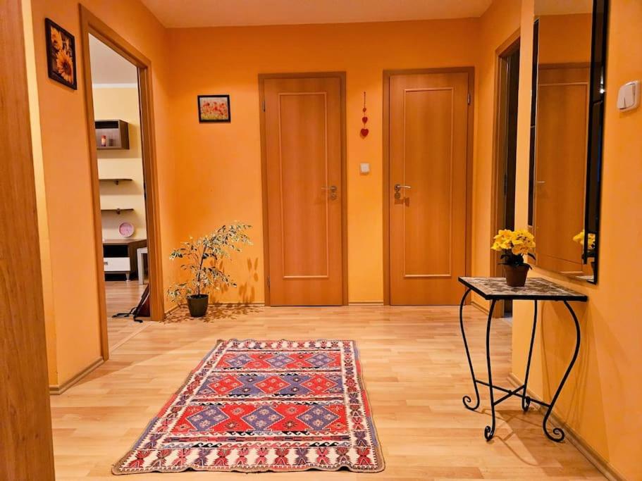 Best Place for Families and Couples, 10mins to Centre, Free parking, Quiet location, New Furniture, Balcony