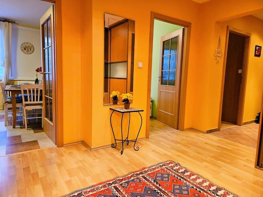 Best Place for Families and Couples, 10mins to Centre, Free parking, Quiet location, New Furniture, Balcony