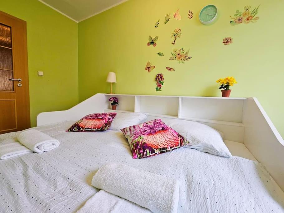 Best Place for Families and Couples, 10mins to Centre, Free parking, Quiet location, New Furniture, Balcony