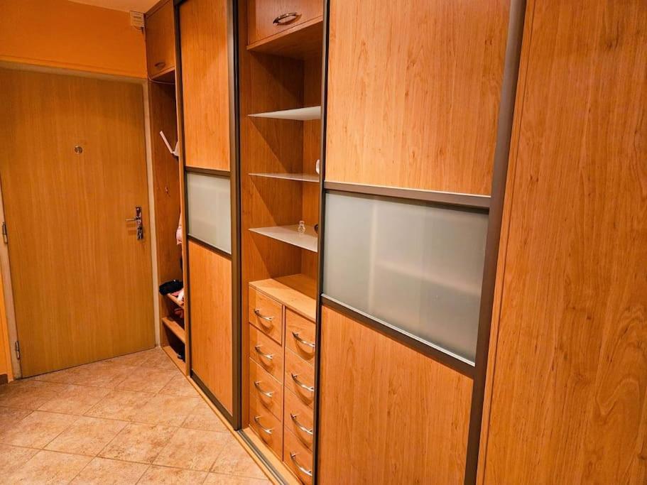 Best Place for Families and Couples, 10mins to Centre, Free parking, Quiet location, New Furniture, Balcony