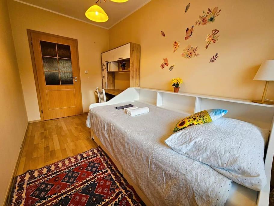 Best Place for Families and Couples, 10mins to Centre, Free parking, Quiet location, New Furniture, Balcony