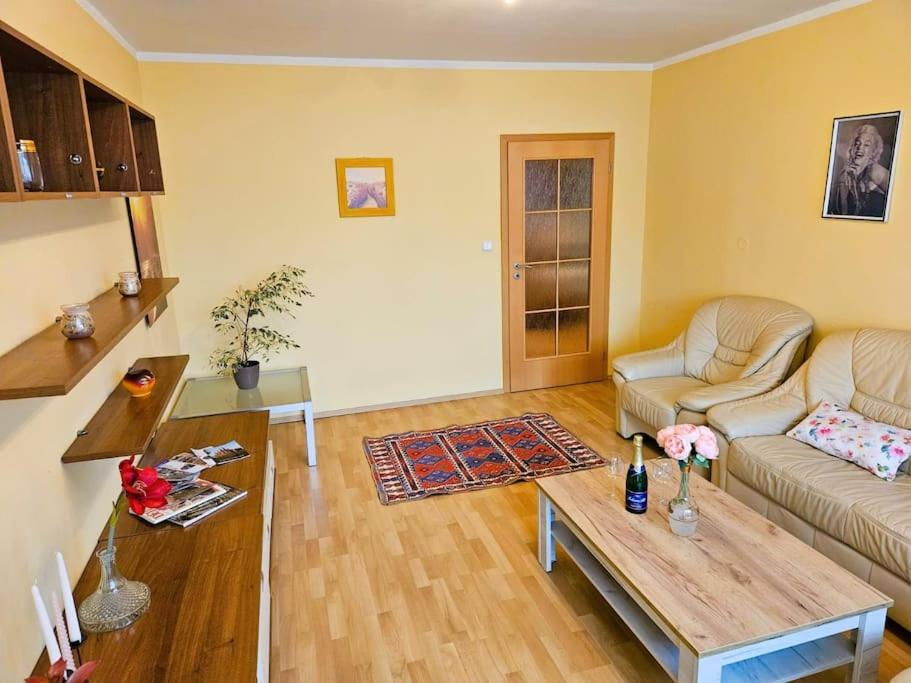 Best Place for Families and Couples, 10mins to Centre, Free parking, Quiet location, New Furniture, Balcony