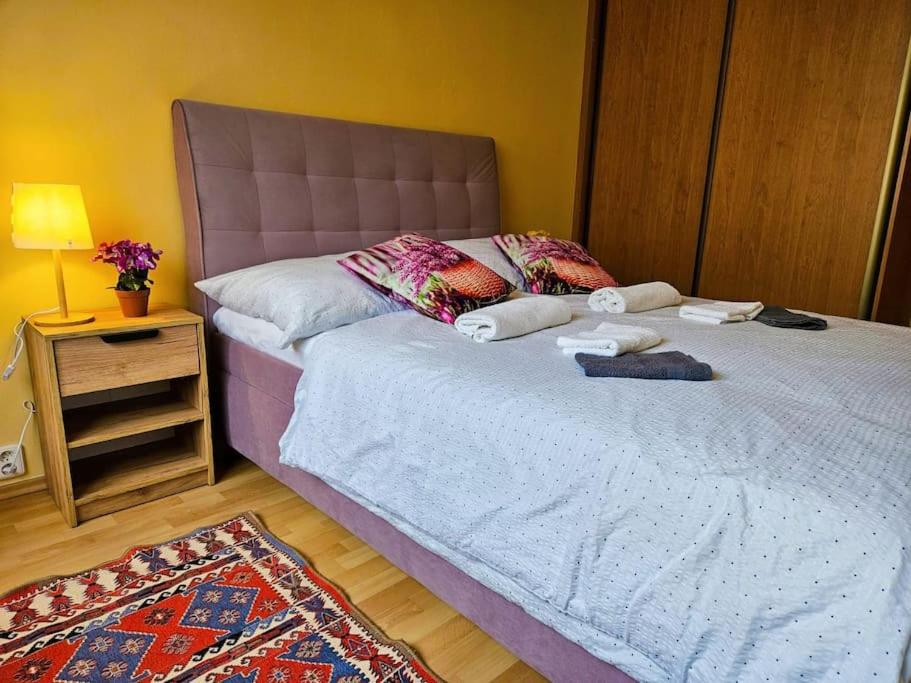 Best Place for Families and Couples, 10mins to Centre, Free parking, Quiet location, New Furniture, Balcony