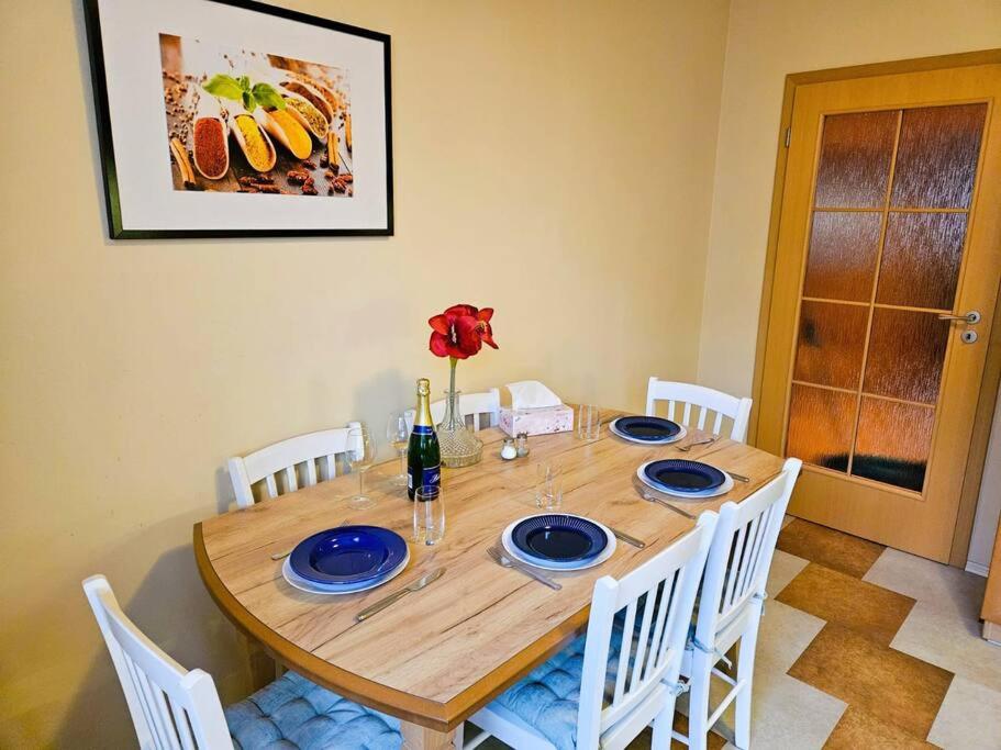 Best Place for Families and Couples, 10mins to Centre, Free parking, Quiet location, New Furniture, Balcony