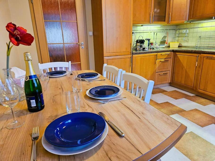 Best Place for Families and Couples, 10mins to Centre, Free parking, Quiet location, New Furniture, Balcony