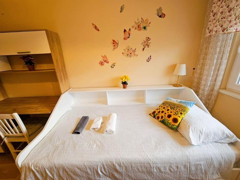 Best Place for Families and Couples, 10mins to Centre, Free parking, Quiet location, New Furniture, Balcony