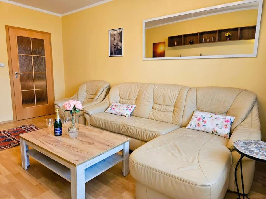 Best Place for Families and Couples, 10mins to Centre, Free parking, Quiet location, New Furniture, Balcony