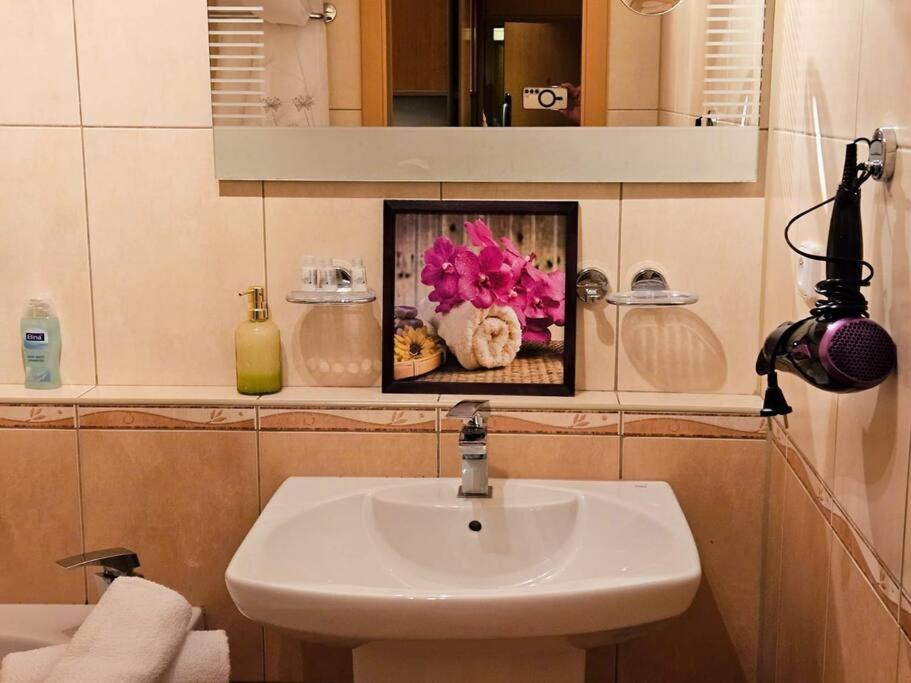 Best Place for Families and Couples, 10mins to Centre, Free parking, Quiet location, New Furniture, Balcony