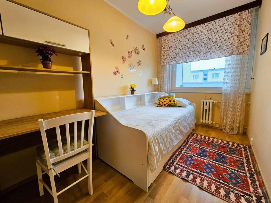 Best Place for Families and Couples, 10mins to Centre, Free parking, Quiet location, New Furniture, Balcony