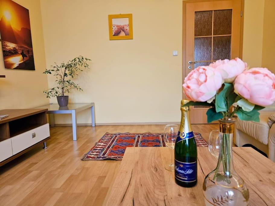 Best Place for Families and Couples, 10mins to Centre, Free parking, Quiet location, New Furniture, Balcony