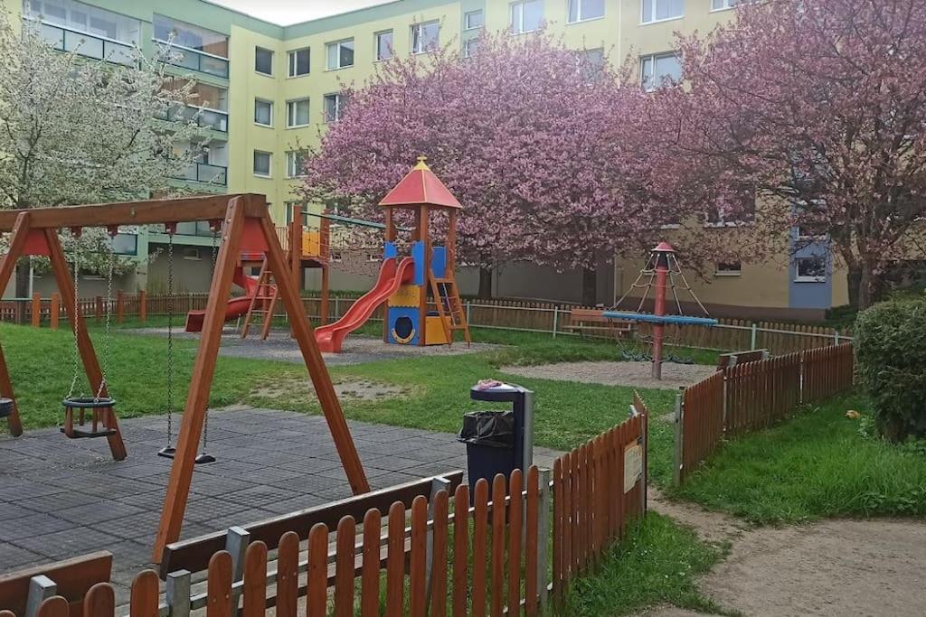 Best Place for Families and Couples, 10mins to Centre, Free parking, Quiet location, New Furniture, Balcony