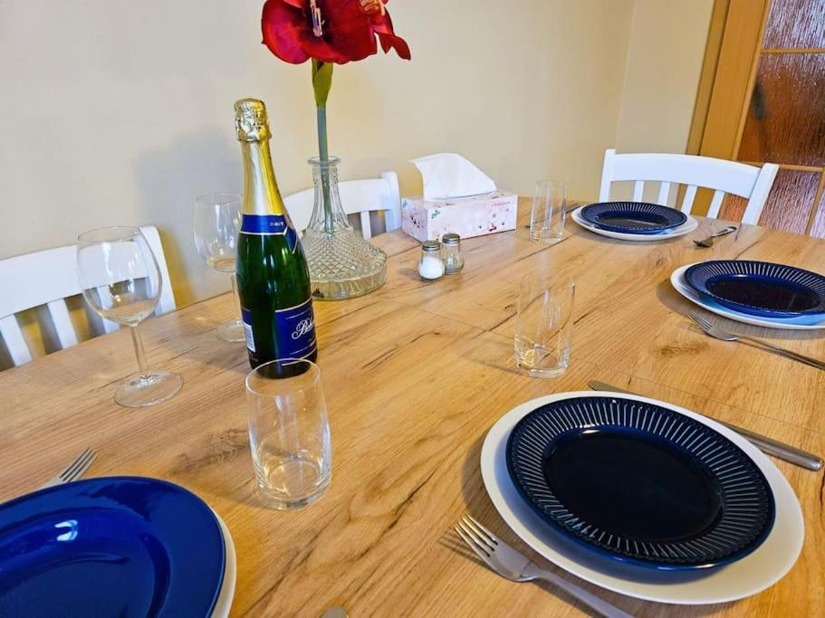 Best Place for Families and Couples, 10mins to Centre, Free parking, Quiet location, New Furniture, Balcony