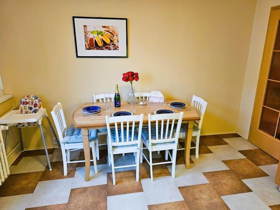 Best Place for Families and Couples, 10mins to Centre, Free parking, Quiet location, New Furniture, Balcony
