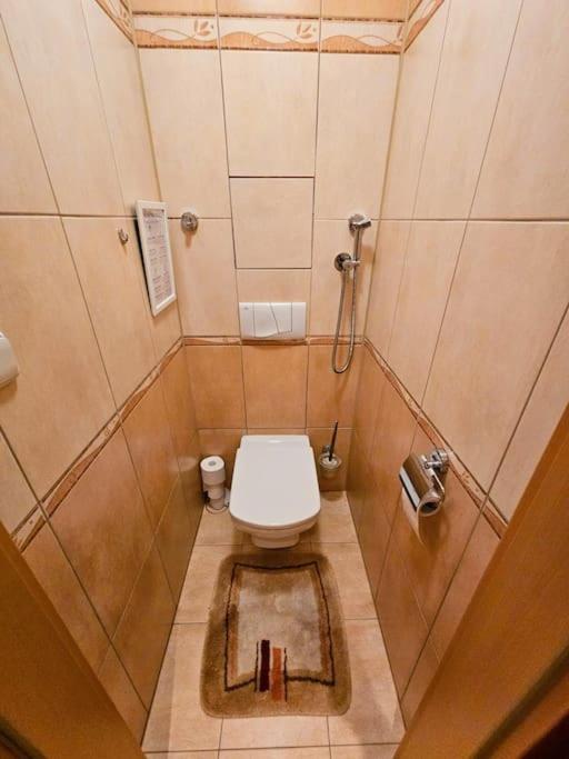 Best Place for Families and Couples, 10mins to Centre, Free parking, Quiet location, New Furniture, Balcony