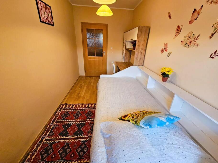 Best Place for Families and Couples, 10mins to Centre, Free parking, Quiet location, New Furniture, Balcony