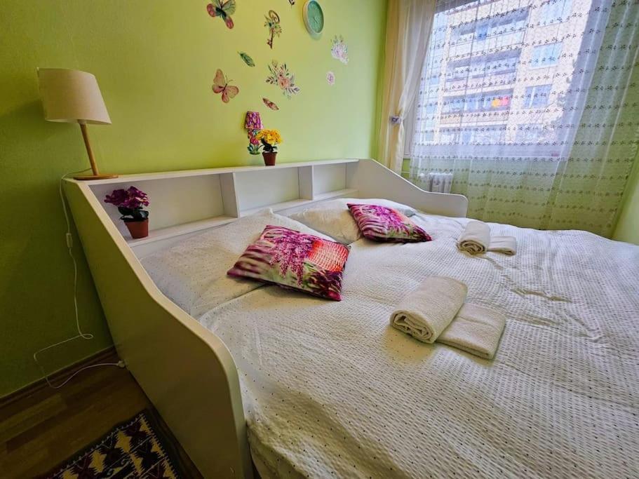 Best Place for Families and Couples, 10mins to Centre, Free parking, Quiet location, New Furniture, Balcony