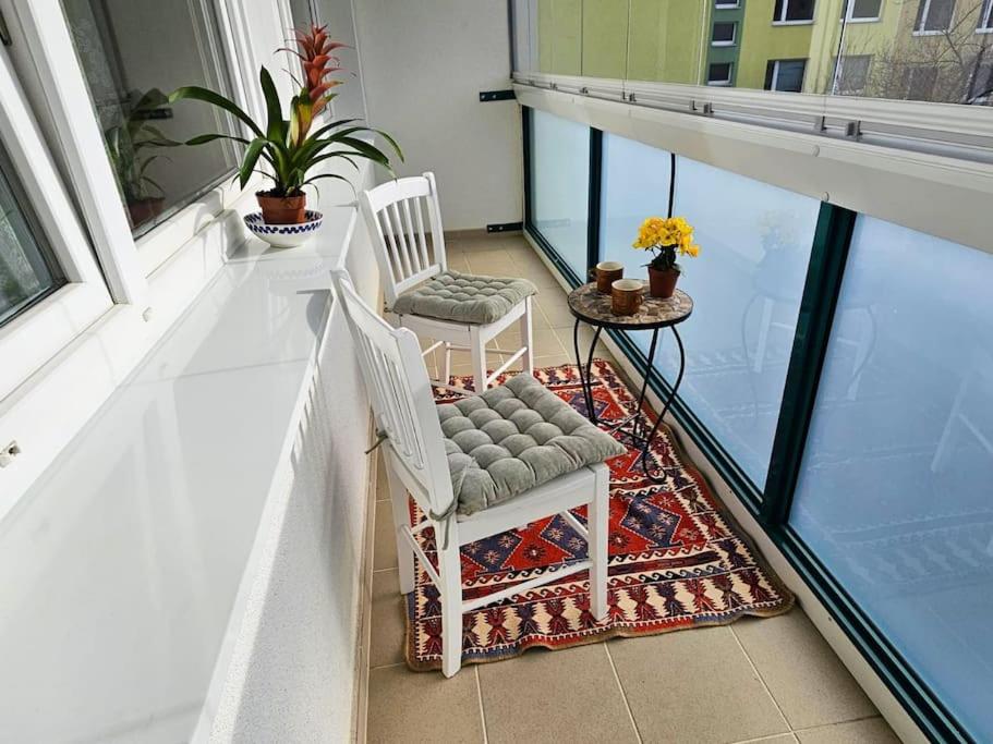 Best Place for Families and Couples, 10mins to Centre, Free parking, Quiet location, New Furniture, Balcony