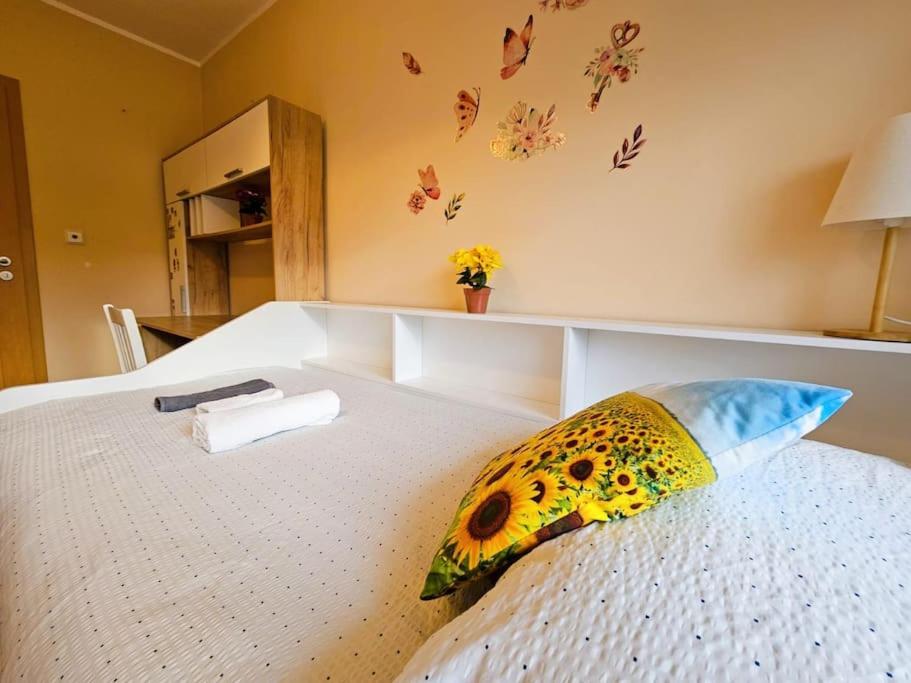 Best Place for Families and Couples, 10mins to Centre, Free parking, Quiet location, New Furniture, Balcony