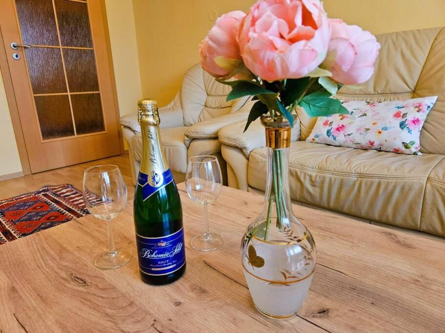 Best Place for Families and Couples, 10mins to Centre, Free parking, Quiet location, New Furniture, Balcony