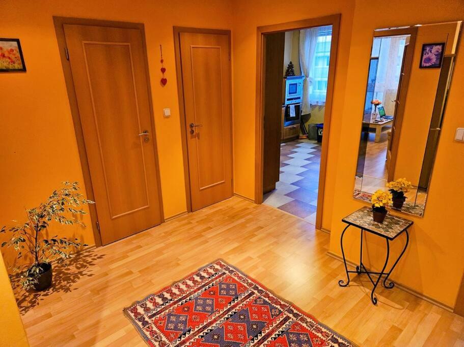 Best Place for Families and Couples, 10mins to Centre, Free parking, Quiet location, New Furniture, Balcony