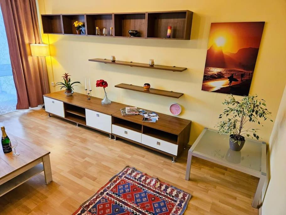 Best Place for Families and Couples, 10mins to Centre, Free parking, Quiet location, New Furniture, Balcony
