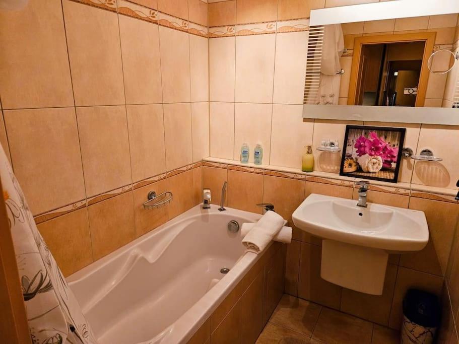 Best Place for Families and Couples, 10mins to Centre, Free parking, Quiet location, New Furniture, Balcony