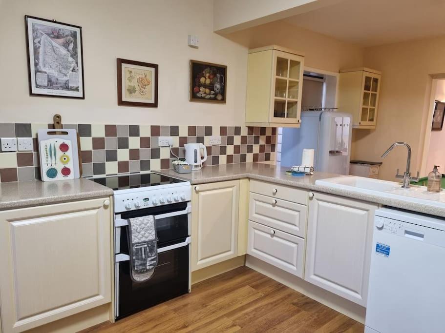 Spacious Detached Home with Beautiful Seaviews, sleeps 6 view 5