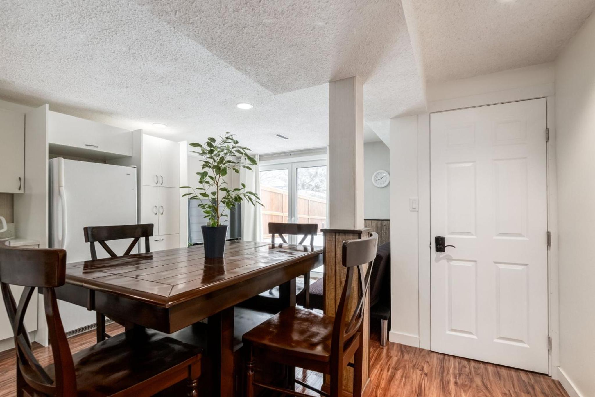 Cozy 2BR Walkout Suite Near YYC Free Parking