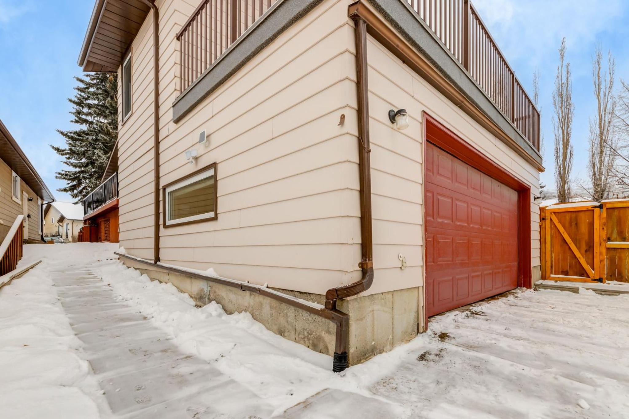 Cozy 2BR Walkout Suite Near YYC Free Parking