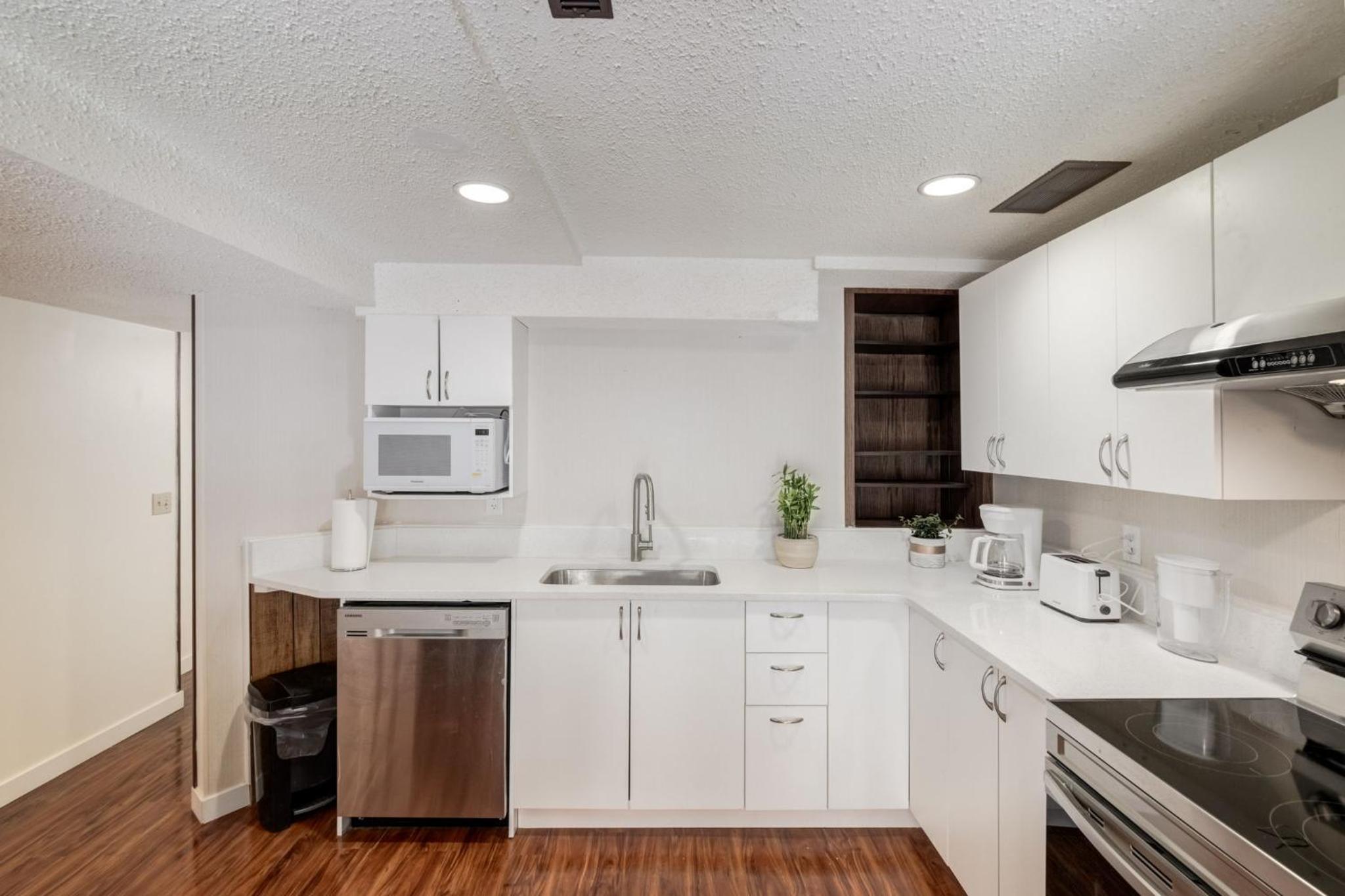 Cozy 2BR Walkout Suite Near YYC Free Parking