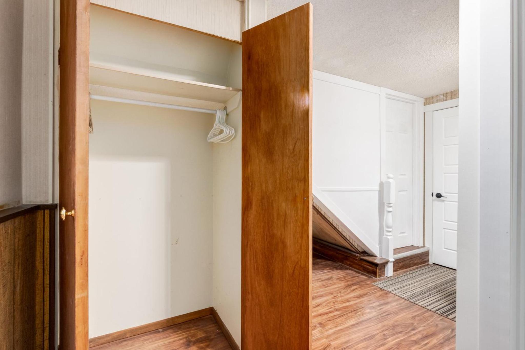 Cozy 2BR Walkout Suite Near YYC Free Parking
