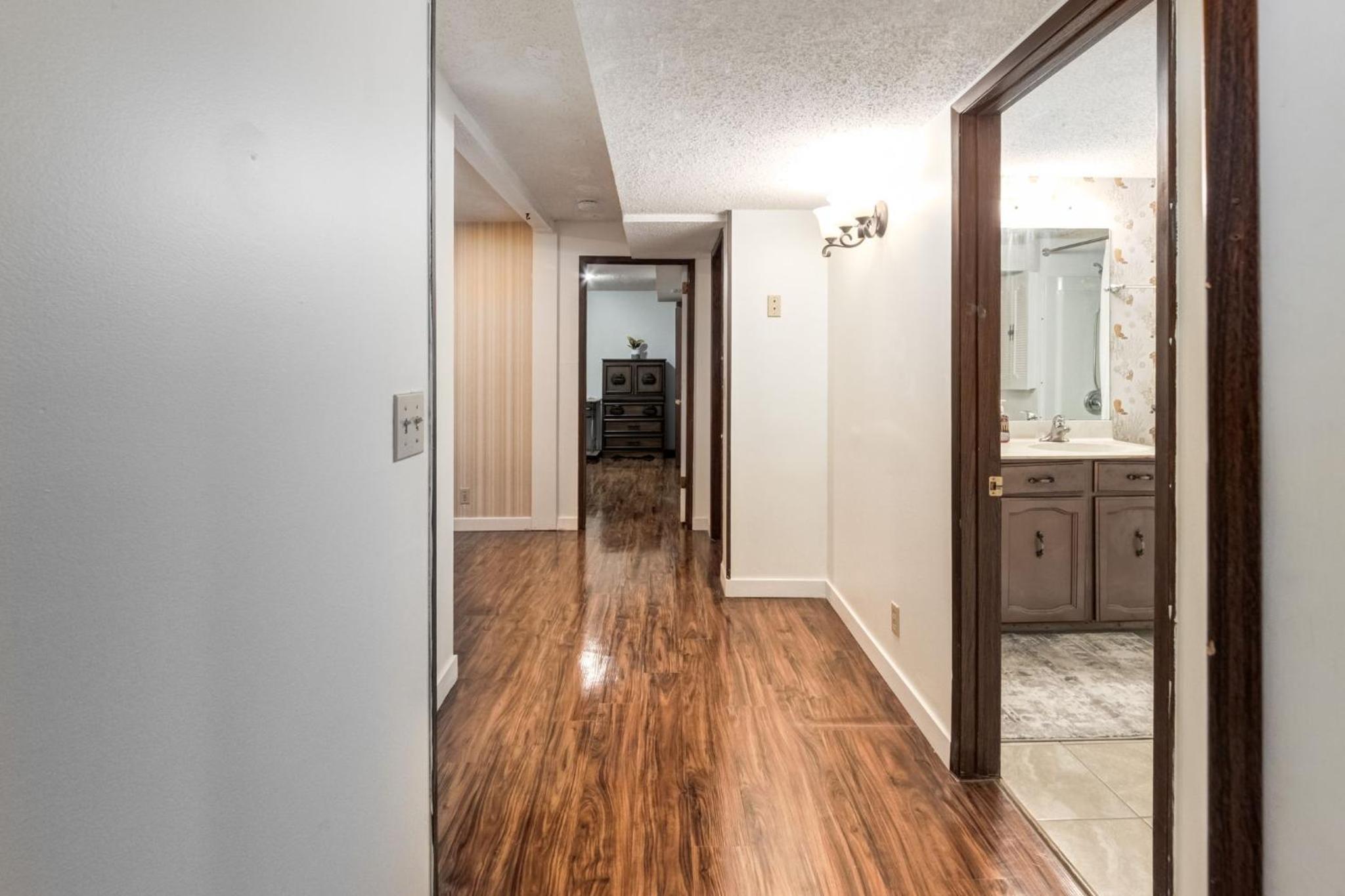 Cozy 2BR Walkout Suite Near YYC Free Parking