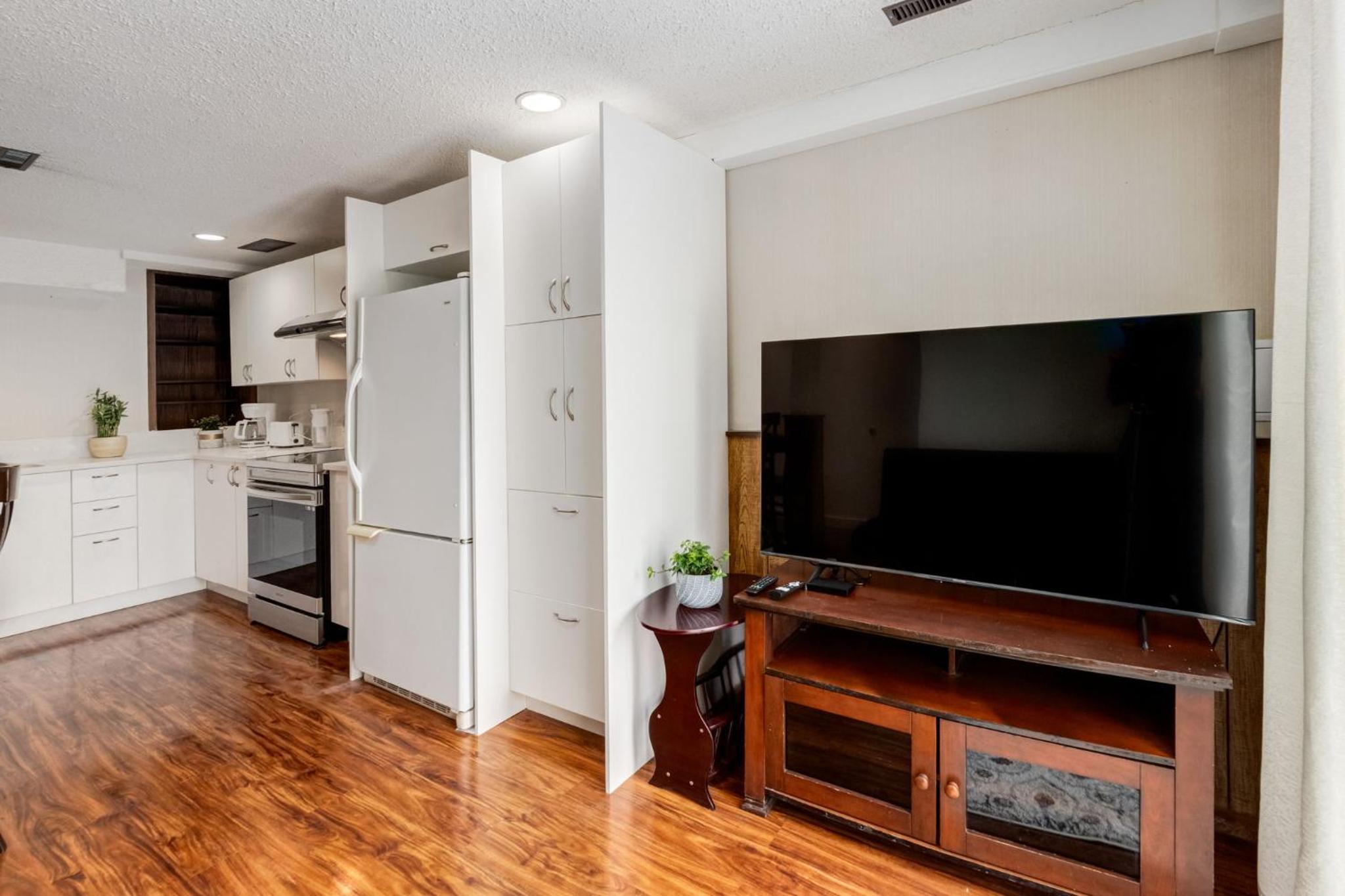 Cozy 2BR Walkout Suite Near YYC Free Parking