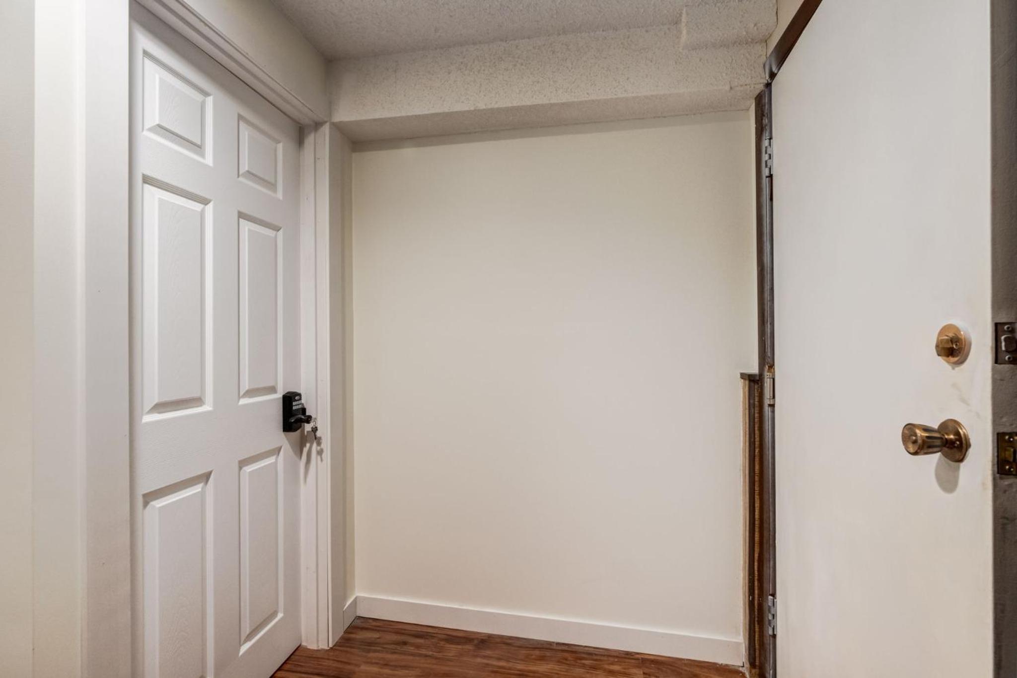 Cozy 2BR Walkout Suite Near YYC Free Parking