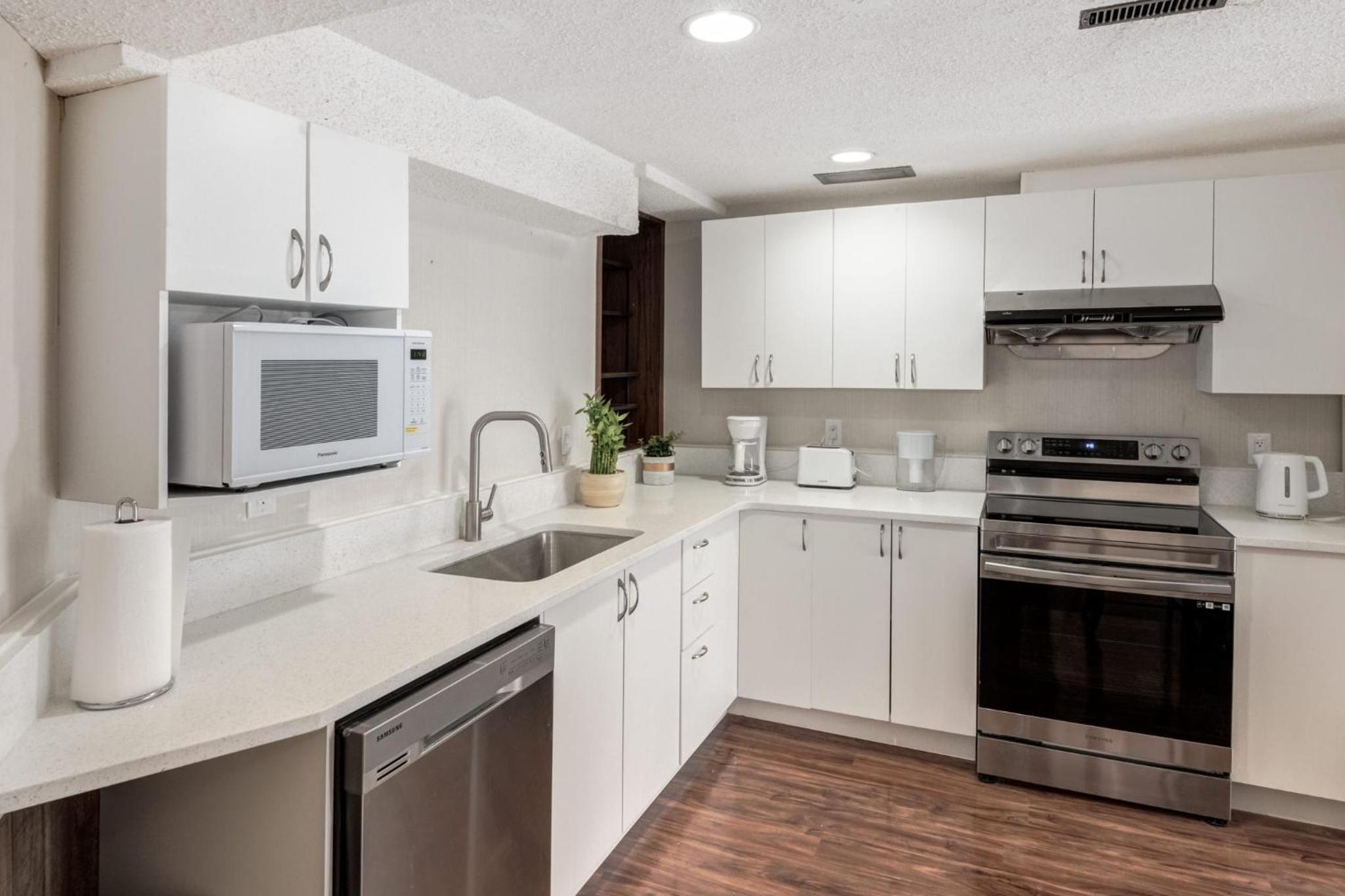 Cozy 2BR Walkout Suite Near YYC Free Parking