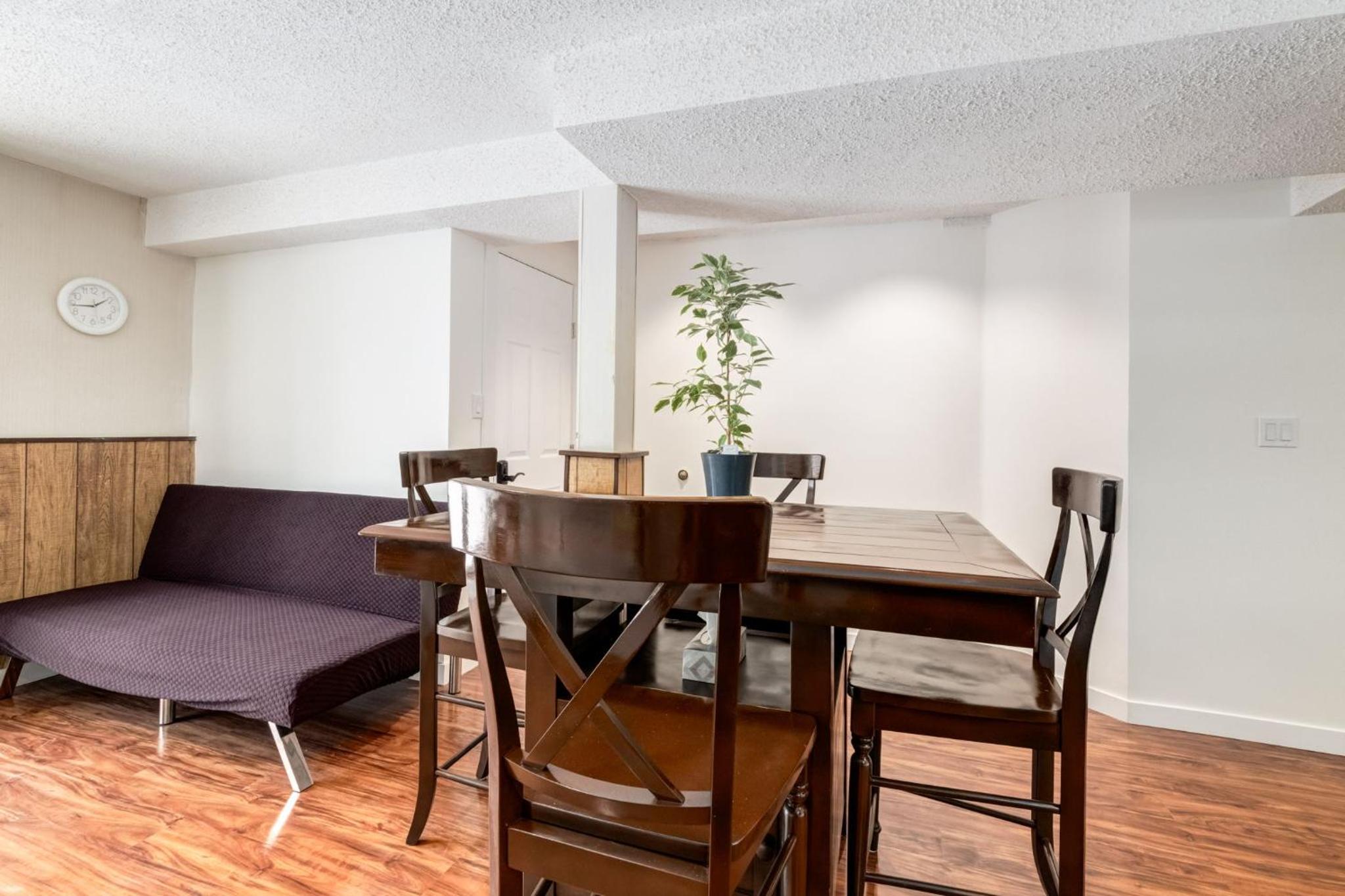 Cozy 2BR Walkout Suite Near YYC Free Parking