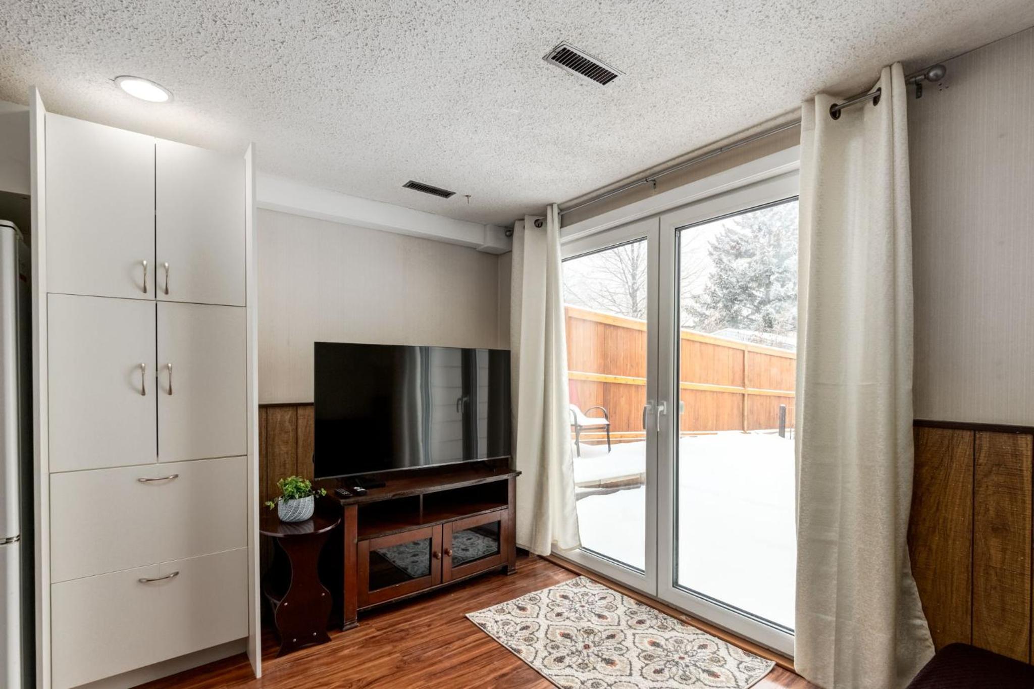 Cozy 2BR Walkout Suite Near YYC Free Parking